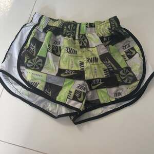 Nike Women's Running Shorts Green Black White All-Over Logo Print Activewear siz